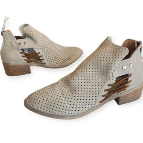 Mi.iM Ariel Heeled Ankle Booties Beige Vegan Suede Perforated boots Size 10 NWOB - Picture 5 of 10